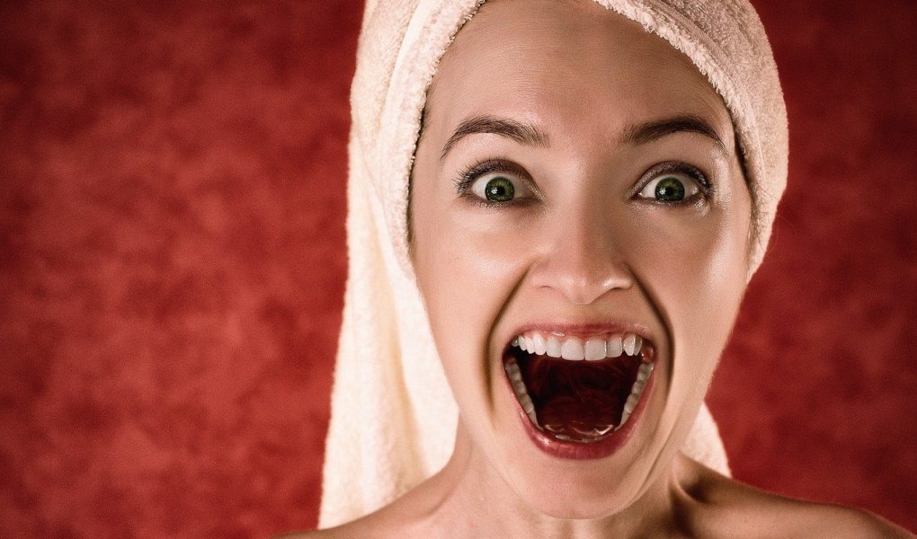 Les dents jaunes peuvent-elles devenir blanches ? 1 woman dent