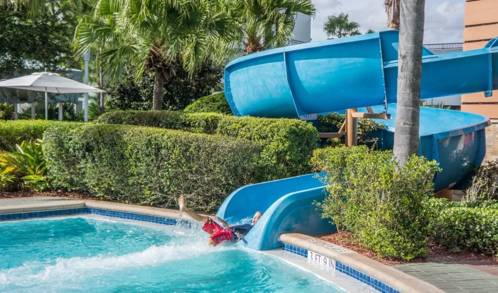 Les avantages des jeux d'eau pour le développement de l'enfant 1 toboggan jpg