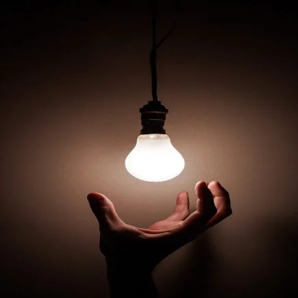 Qu'est-ce qui fait un panneau électrique triphasé différent d'un panneau électrique monophasé ? 12 ampoule jpg