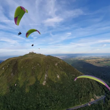 Découvrir le Puy de Dôme en parapente 3 parapente auvergne jpg