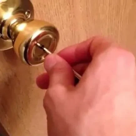 Sans trou de serrure, comment déverrouiller une porte ? 11 serrure jpg
