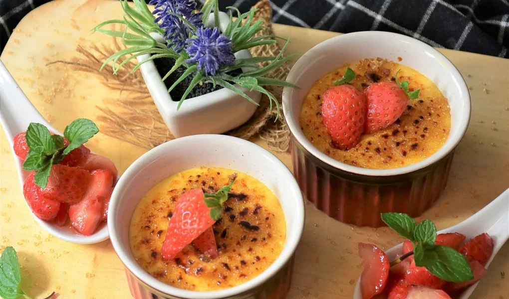Les Desserts Français : Un Voyage Gourmand à Travers l’Histoire et les Saveurs 1 crem brulee jpg