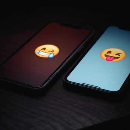 Ces 40 SMS coquins rendent fous : voici comment exciter votre partenaire à distance 6 SMS coquins : 40 messages et idées de sexting pour exciter votre partenaire à distance