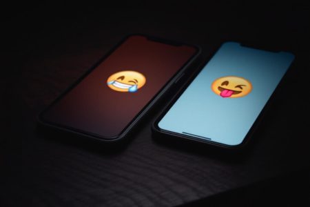 Ces 40 SMS coquins rendent fous : voici comment exciter votre partenaire à distance 3 SMS coquins : 40 messages et idées de sexting pour exciter votre partenaire à distance